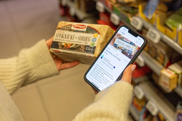 En mobil viser FODMAP-innhold til matvar i butikken